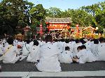 gion fes photo : 丸十田中商店 田中 正人さん　八坂神社前で三基の神輿が揃います。宮司のお話しを聞きます。
