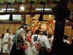 京都街角風景 : 京の寿司処 きし鮓 岸村 貴則さん 昨夜(2011.7.24)の還幸祭、舞殿に上がる錦の御神輿です